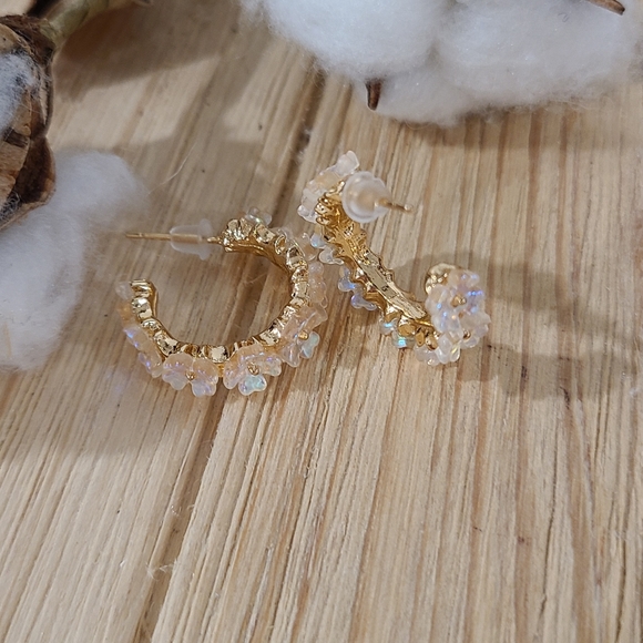 🌼🌼NEW🌼🌼VERY PRETTY!! Irridecent Flower Hoop Earrings in GOLD - Picture 14 of 16